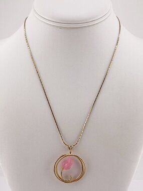 VINTAGE Gold tone metal and pink plastic flower circle pendant necklace jewelry